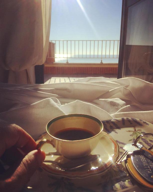 Zestaw do parzenia kawy i herbaty w obiekcie Hotel Sirenetta
