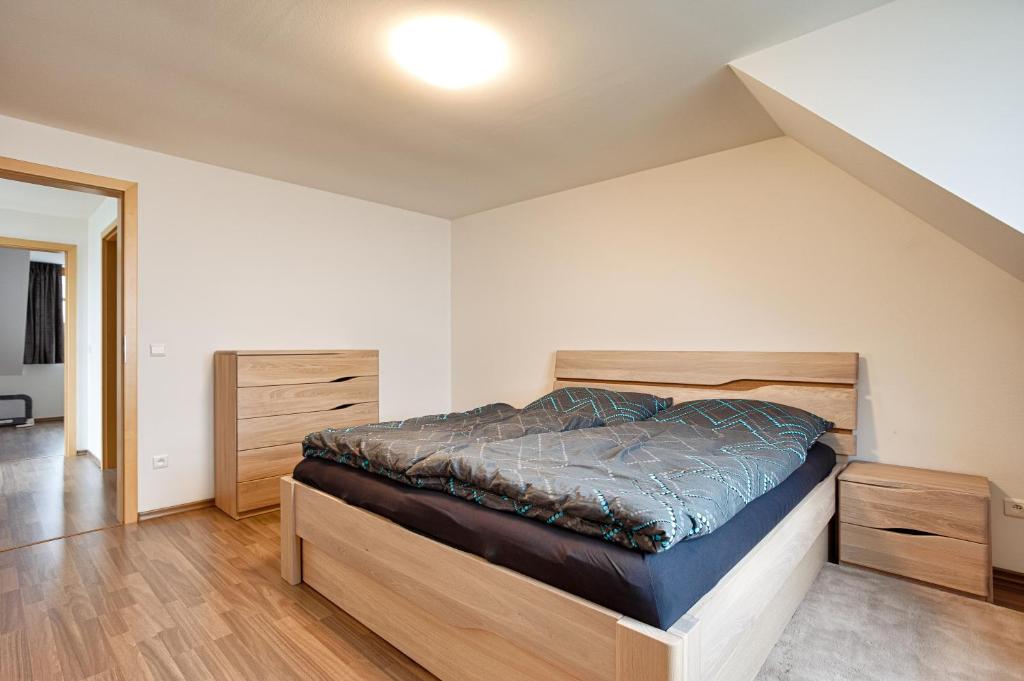 Postel nebo postele na pokoji v ubytování Horský apartmán U Lesa Říčky