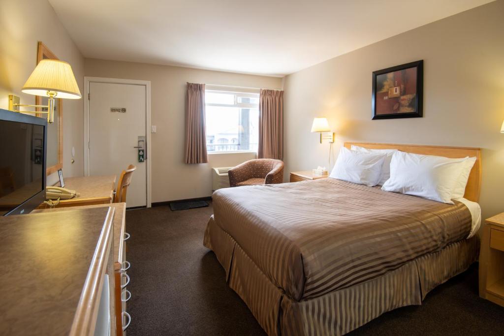 Postel nebo postele na pokoji v ubytování Canadas Best Value Inn-Prince George