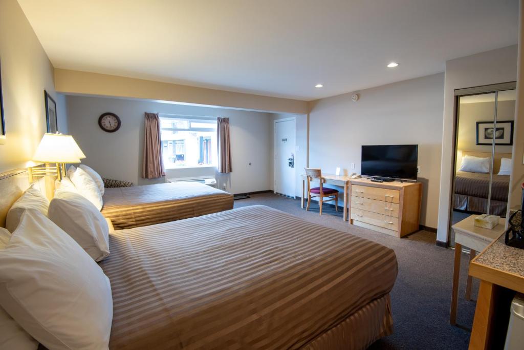Postel nebo postele na pokoji v ubytování Canadas Best Value Inn-Prince George