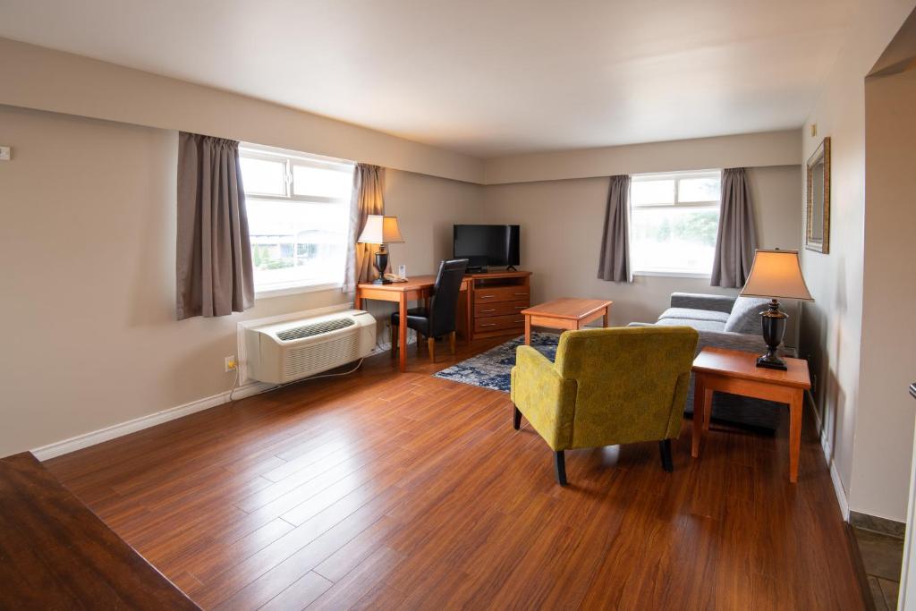 TV a/nebo společenská místnost v ubytování Canadas Best Value Inn-Prince George