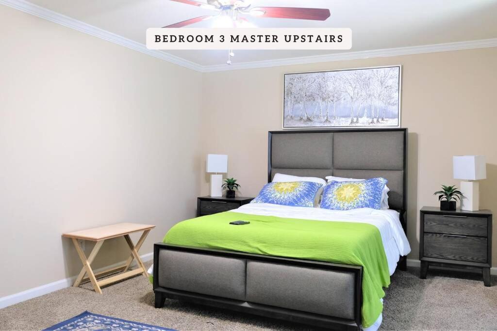 1 dormitorio con 1 cama con manta verde en Exceptional, 5 Beds, Near Downtown - Bold Ruler en Stafford