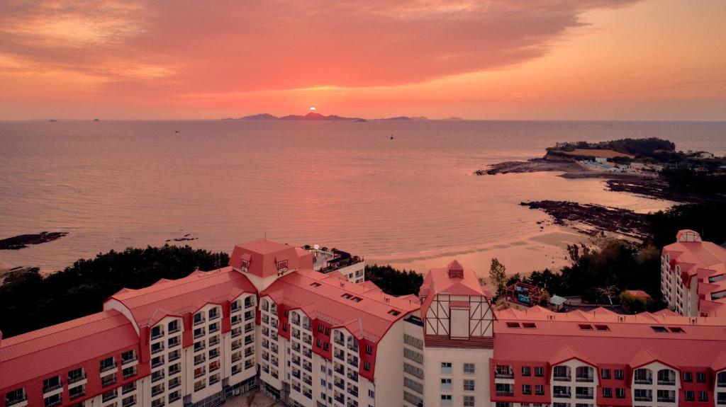 uma vista aérea de um edifício com o oceano ao fundo em Sono Belle Byeonsan em Buan