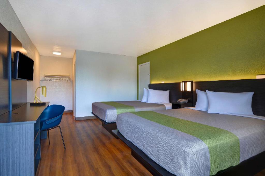 Postel nebo postele na pokoji v ubytování Motel 6-Cocoa Beach, FL