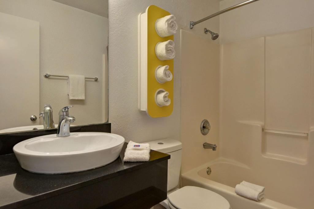 Koupelna v ubytování Motel 6-Cocoa Beach, FL