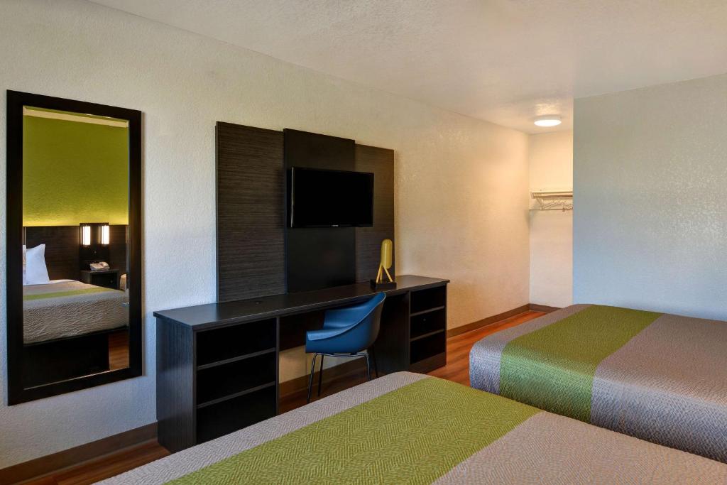 Postel nebo postele na pokoji v ubytování Motel 6-Cocoa Beach, FL