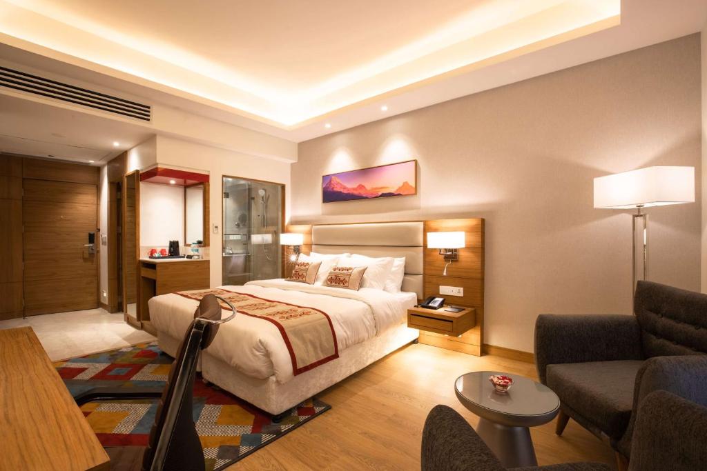 Postel nebo postele na pokoji v ubytování Ramada Encore by Wyndham Kathmandu Thamel
