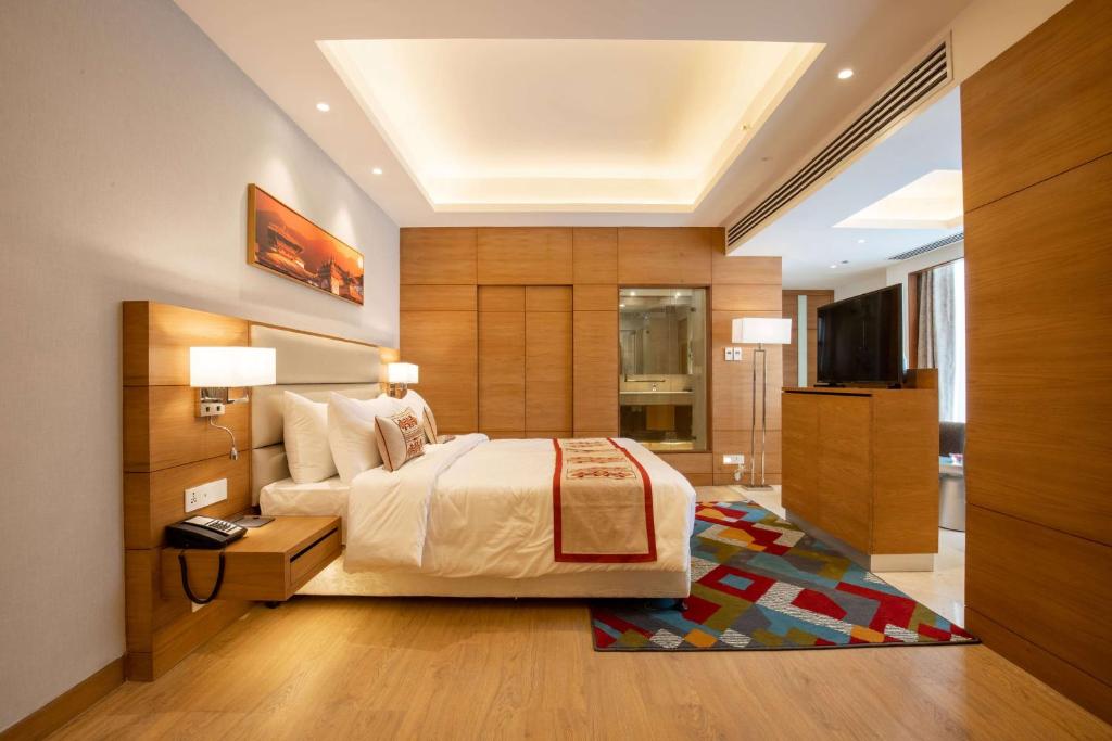 Postel nebo postele na pokoji v ubytování Ramada Encore by Wyndham Kathmandu Thamel