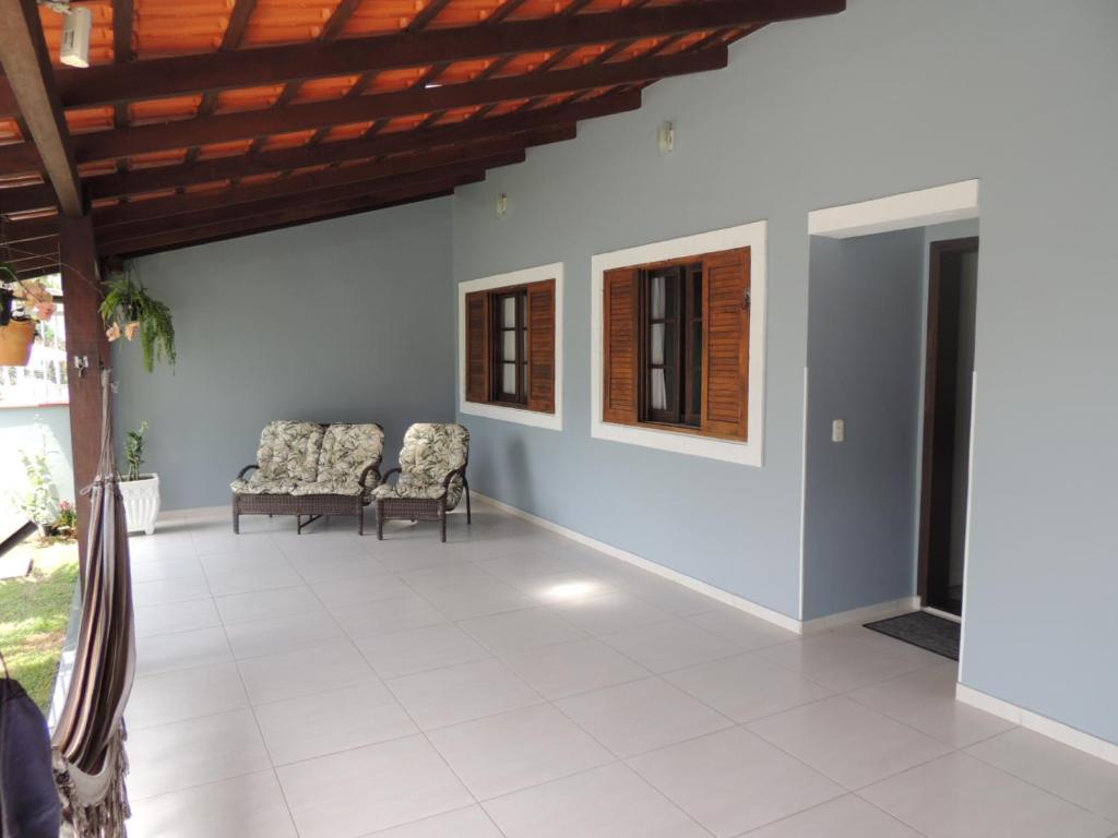 a living room with chairs and a ceiling at Casa Parque e Kartódromo in Penha