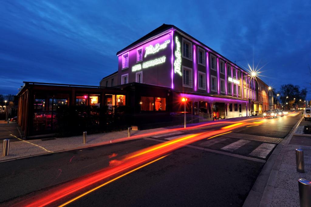een gebouw met paarse lichten aan de straatkant bij Nota Bene in Montceau-les-Mines