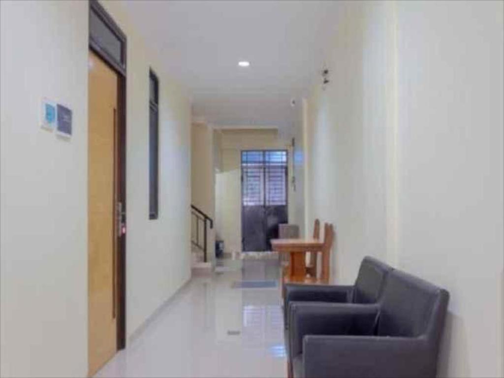 Area tempat duduk di Jo Homestay Cengkareng