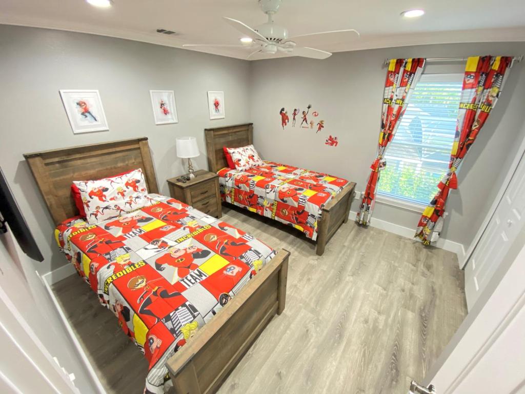 Postel nebo postele na pokoji v ubytování Mickeys Pearl - Phenomenal 7BR with 4 Master Suites Privacy Pool & Hot Tub Gas BBQ - 2 miles to Disney