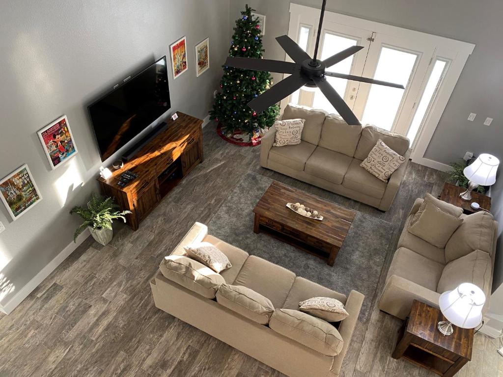 Posezení v ubytování Mickeys Pearl - Phenomenal 7BR with 4 Master Suites Privacy Pool & Hot Tub Gas BBQ - 2 miles to Disney