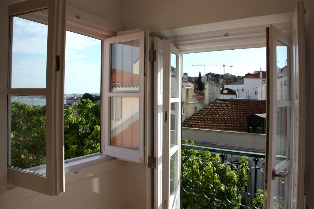 Cette chambre dispose de fenêtres offrant une vue sur la ville. dans l'établissement Se de Lisboa III, à Lisbonne