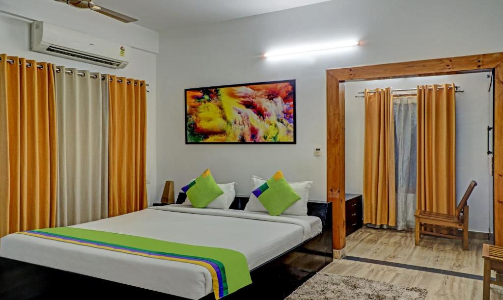 um quarto com uma cama num quarto em Treebo Trend Umal Homestay Ganeshguri em Guwahati