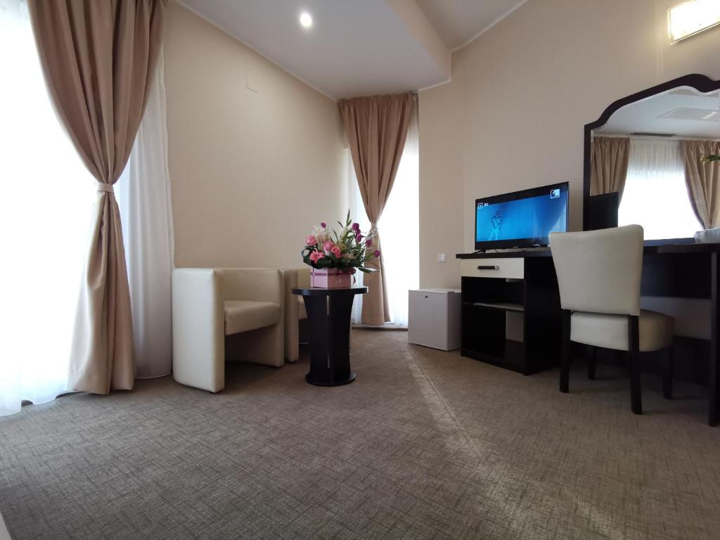 TV a/nebo společenská místnost v ubytování Hotel New Derby