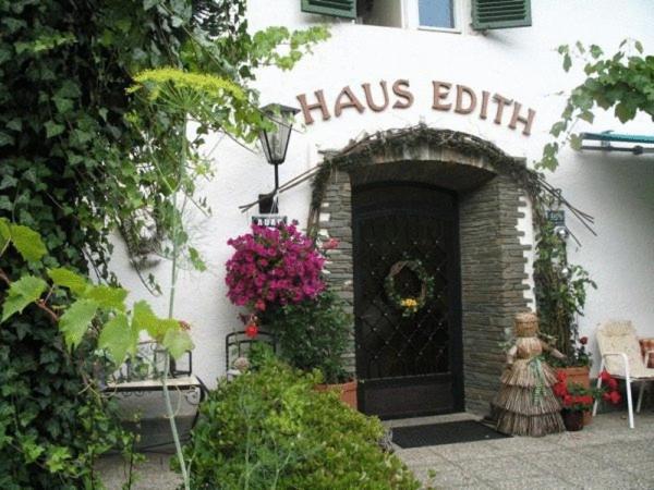 una puerta delantera de una casa con un cartel que lee tiene élite en Haus Edith, en Maria Wörth