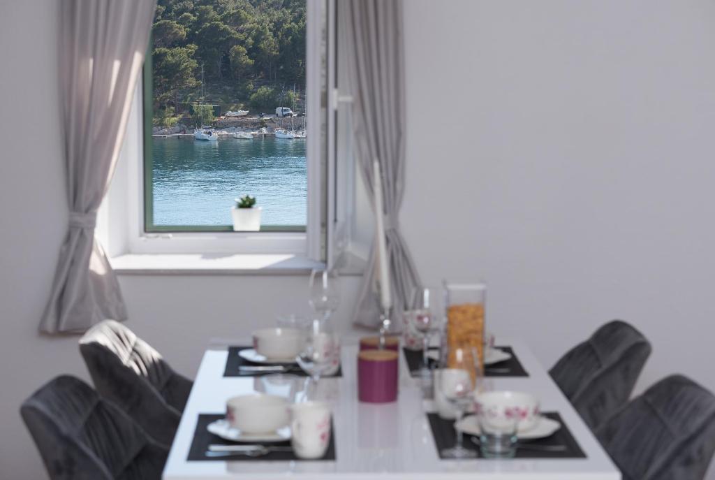 a dining room table with a view of the water at Apartment Lungo Mare, Centar in Makarska