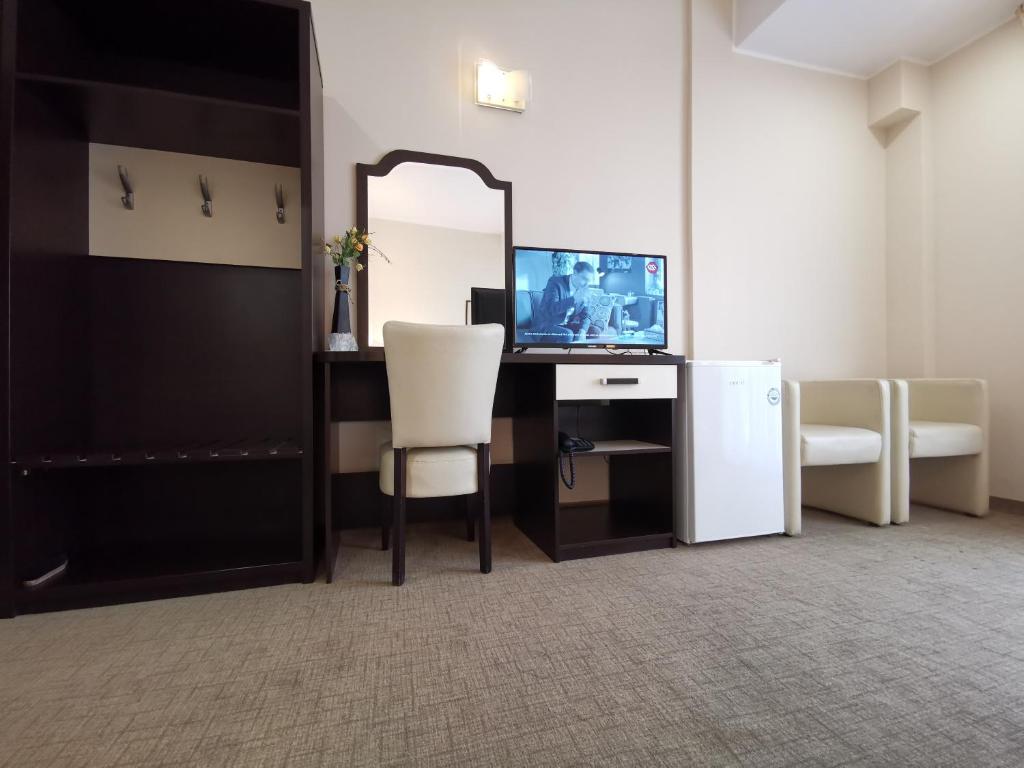 TV a/nebo společenská místnost v ubytování Hotel New Derby