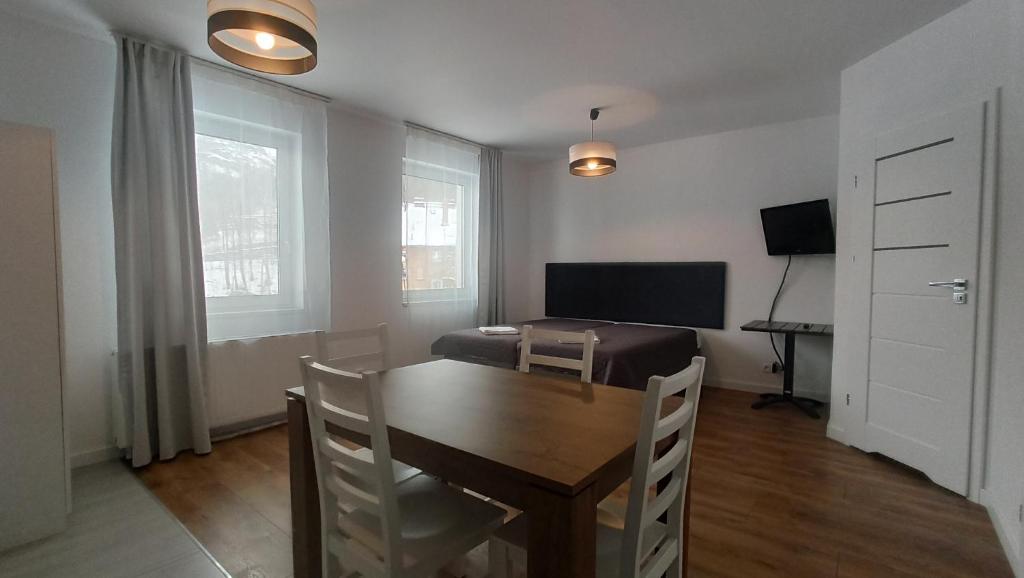 ein Wohnzimmer mit Tisch und Couch in der Unterkunft Pensjonat Orle Gniazdo in Jelenia Góra