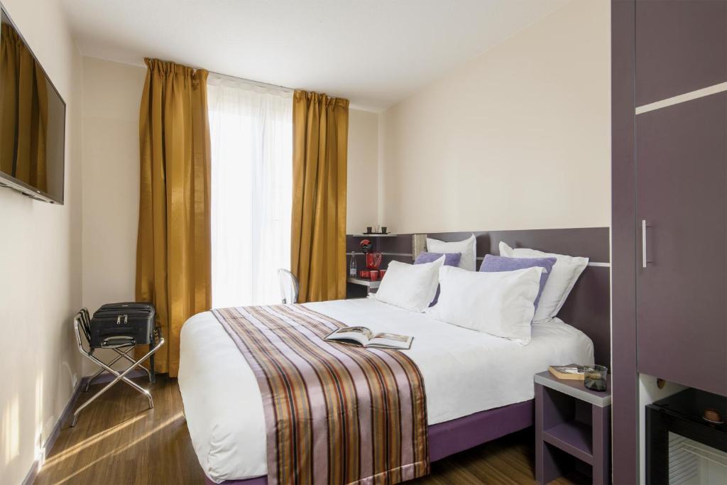 Postel nebo postele na pokoji v ubytování Hôtel Arles Plaza