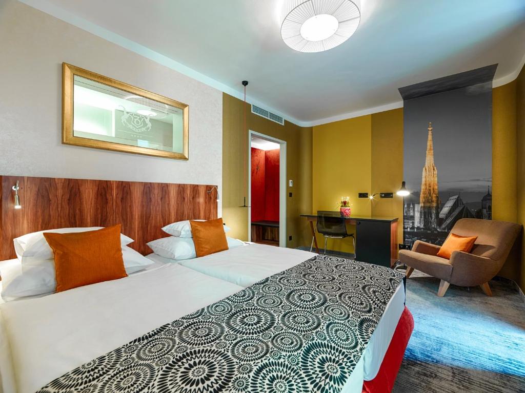 um quarto de hotel com uma cama e uma cadeira em Hotel Capricorno em Viena