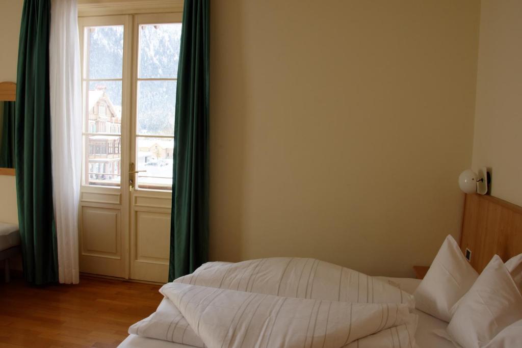 Łóżko lub łóżka w pokoju w obiekcie Guesthouse - Cultural Center Gustav Mahler