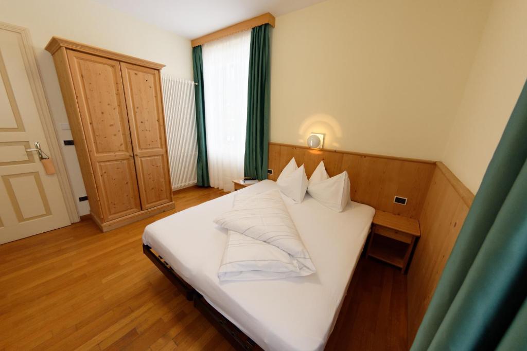 Łóżko lub łóżka w pokoju w obiekcie Guesthouse - Cultural Center Gustav Mahler