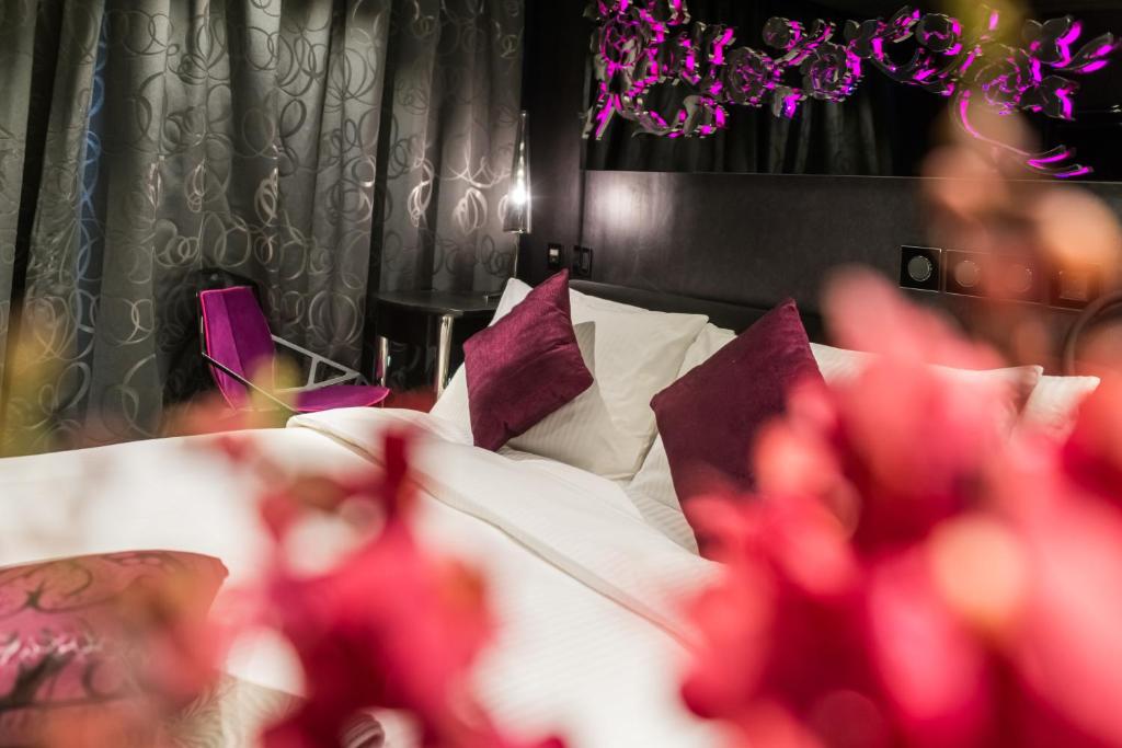 A bed or beds in a room at Hotel Pravo Hong Kong