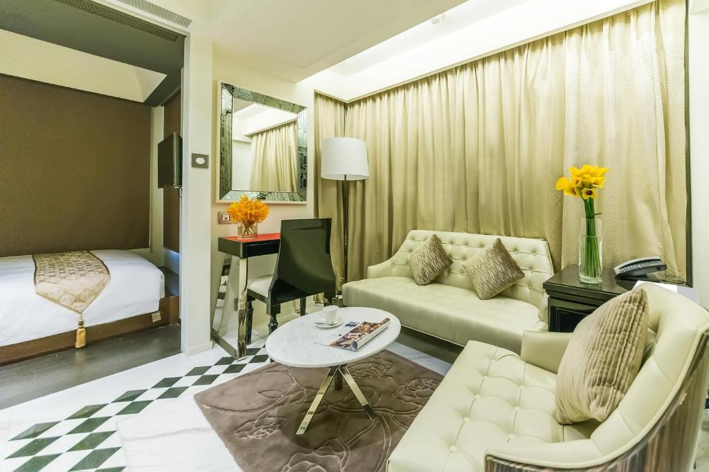 A seating area at Hotel Pravo Hong Kong