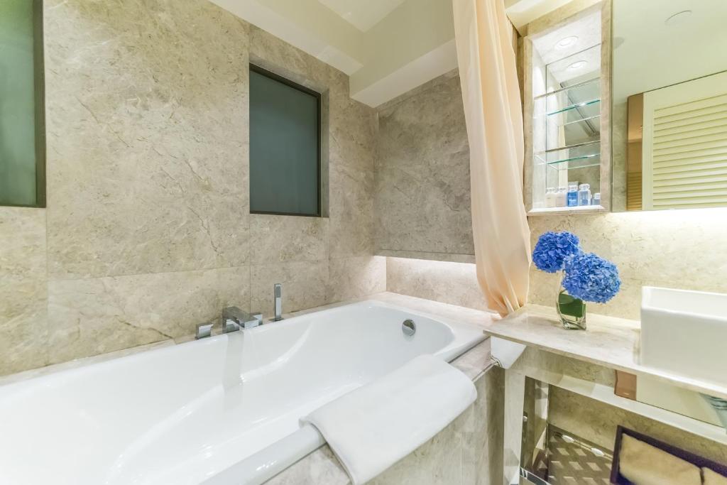 A bathroom at Hotel Pravo Hong Kong
