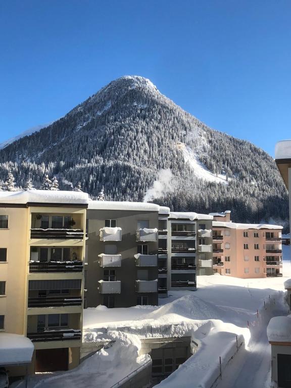 ダボスにあるCasa Bündaの山を背景にした建物