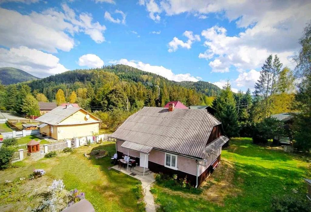 an aerial view of a large house with a roof at Садиба У Надії in Guta