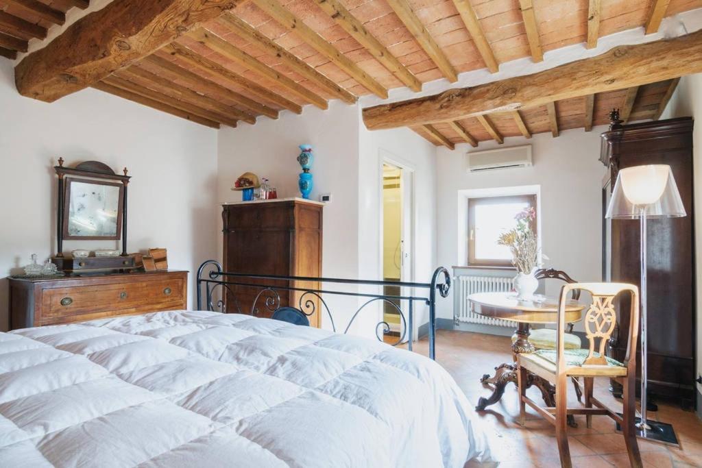 A bed or beds in a room at La Casa Di Adelina Monticchiello