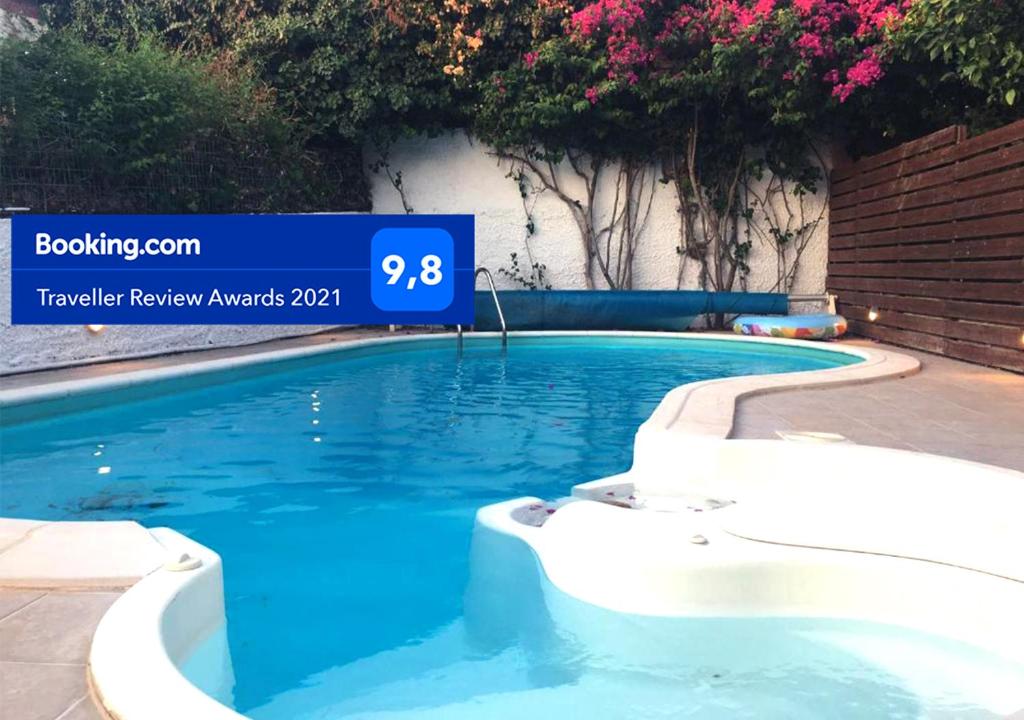 una piscina de agua azul en un edificio en Villa Christina with private pool in Saronida, near stunning beaches, Athens airport & Sounio, en Saronida