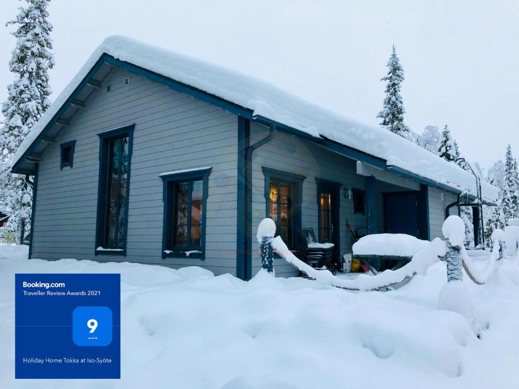 dom pokryty śniegiem z przodu w obiekcie Holiday Home Tokka at Iso-Syöte w mieście Syöte