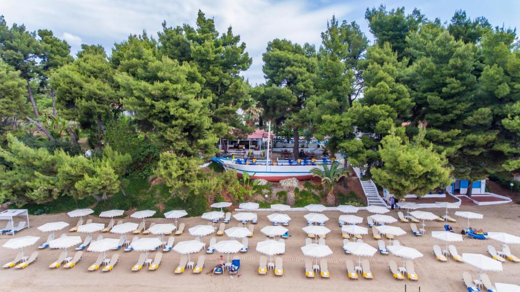 Bazén v ubytování Porfi Beach Hotel nebo v jeho okolí