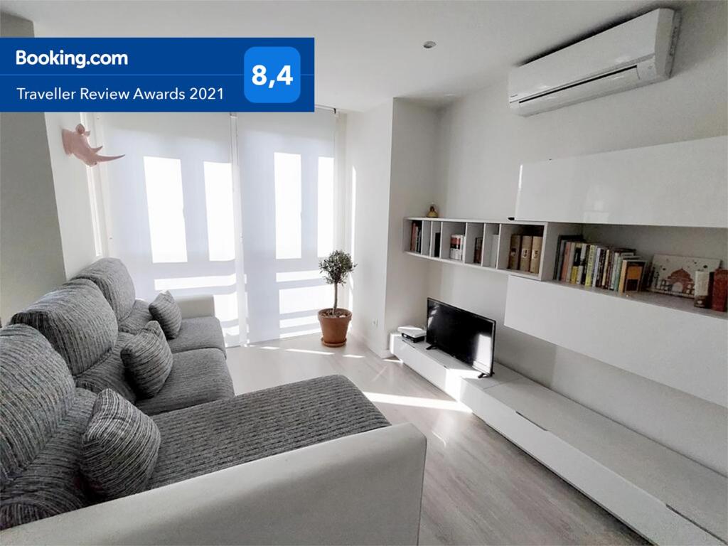 ein Wohnzimmer mit einem Sofa und einem TV in der Unterkunft Ideal Familias, Prime, Netflix y Hbo in Aranjuez