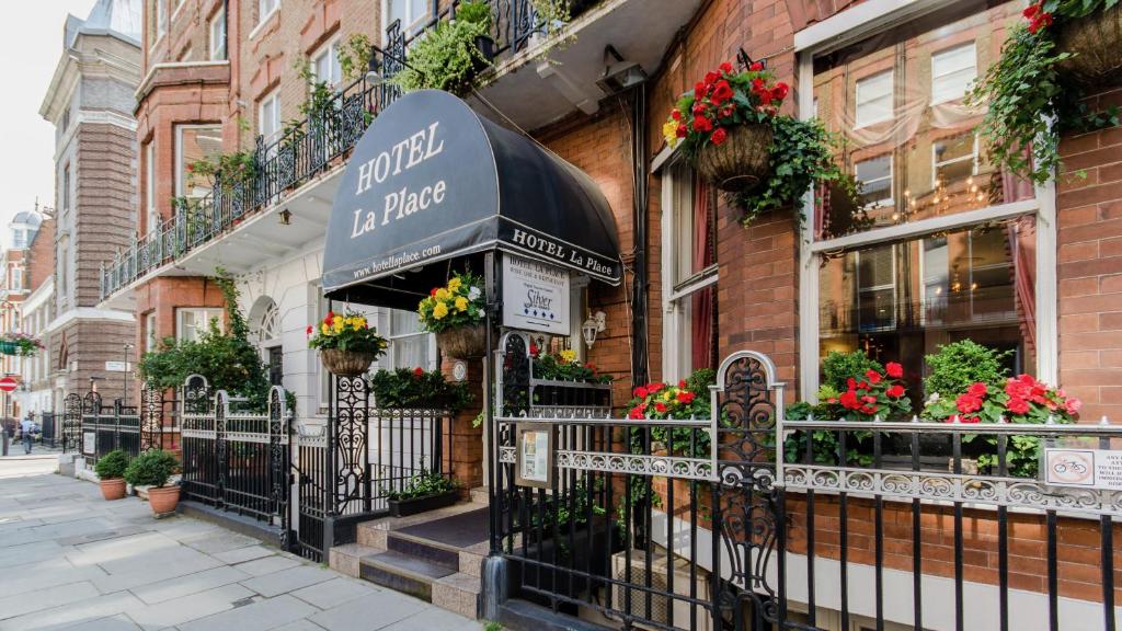 un edificio con un cartello per un negozio di fiori di Hotel La Place a Londra