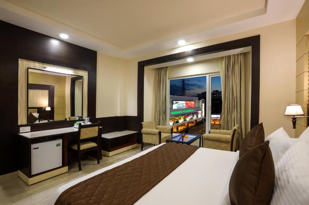 Postel nebo postele na pokoji v ubytování Hotel Aadithya
