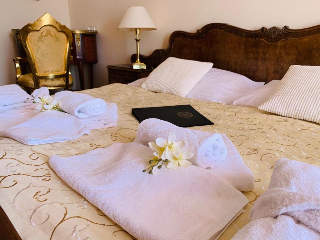 Wellness hotel Rezidence tesisinde bir odada yatak veya yataklar