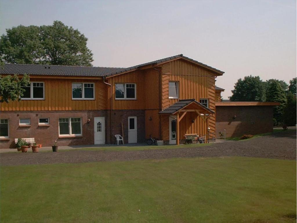 ein großes Holzhaus mit Hof in der Unterkunft Ferienhof Möller 