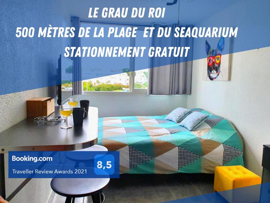 a room with a bed and a table in it at le studio du palais de la mer in Le Grau-du-Roi