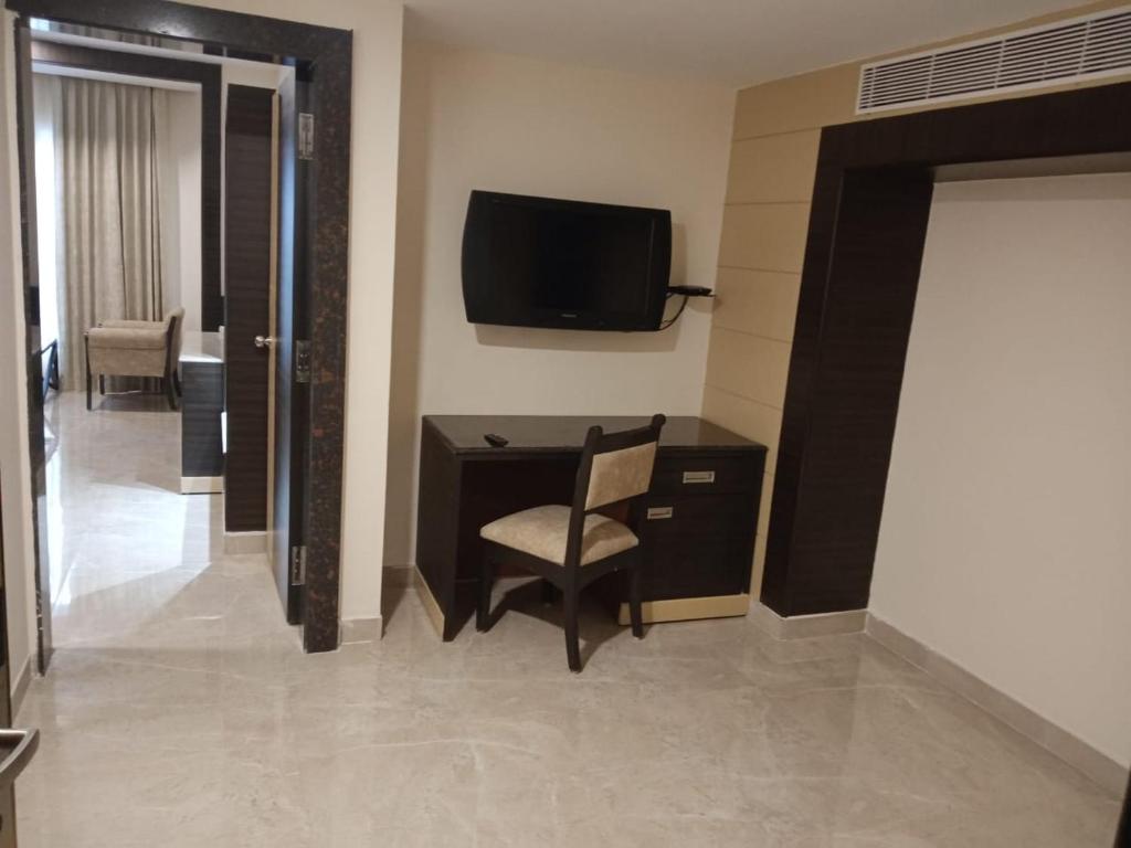 TV a/nebo společenská místnost v ubytování Hotel Aadithya