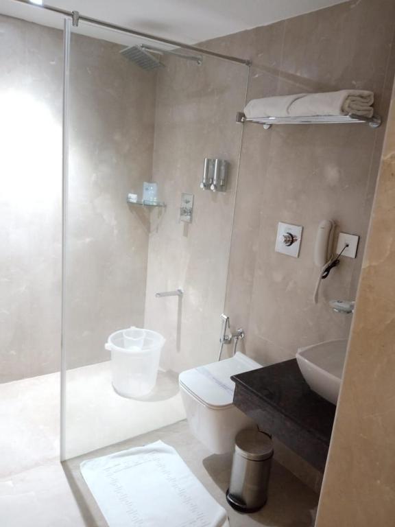 Koupelna v ubytování Hotel Aadithya