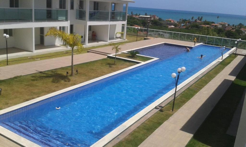 賈庫瑪的住宿－Bangalôs Riviera do Atlantico，大楼游泳池的顶部景色