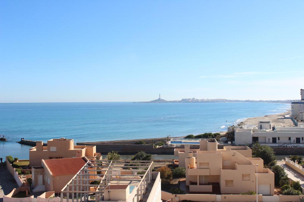 vistas a la playa y a los edificios de una ciudad en Apartamentos Turísticos Hawaii 6, en La Manga del Mar Menor