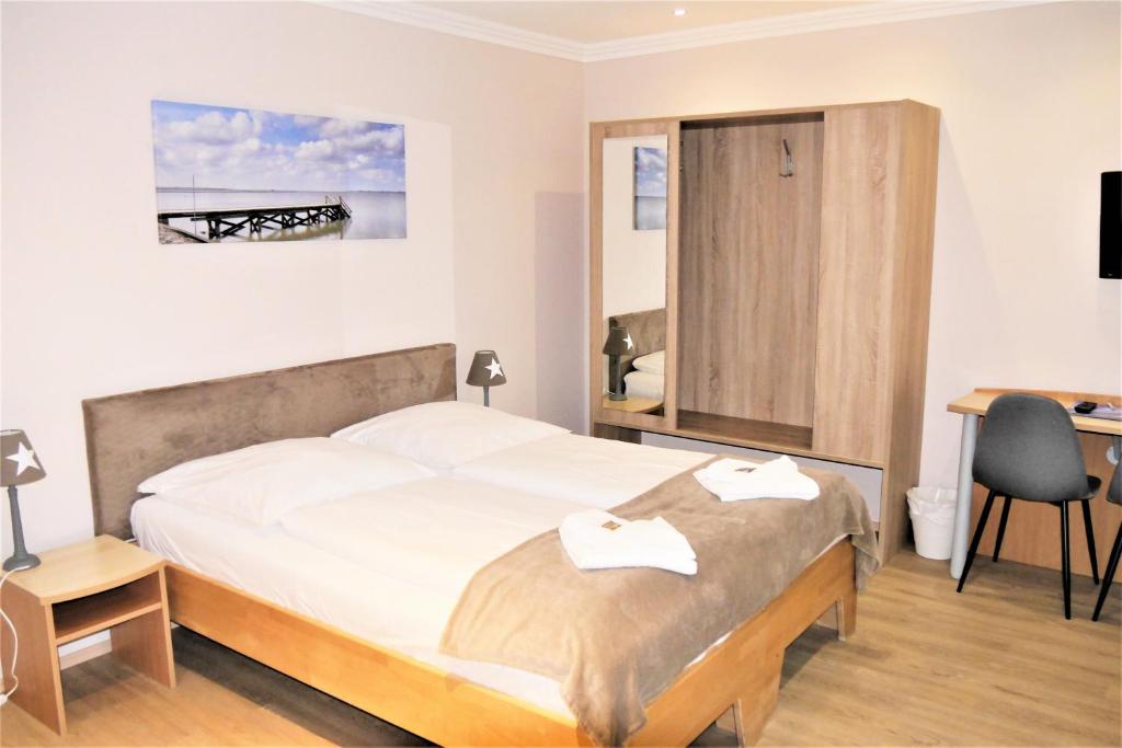Postel nebo postele na pokoji v ubytování Nordsee-Hotel Hinrichsen