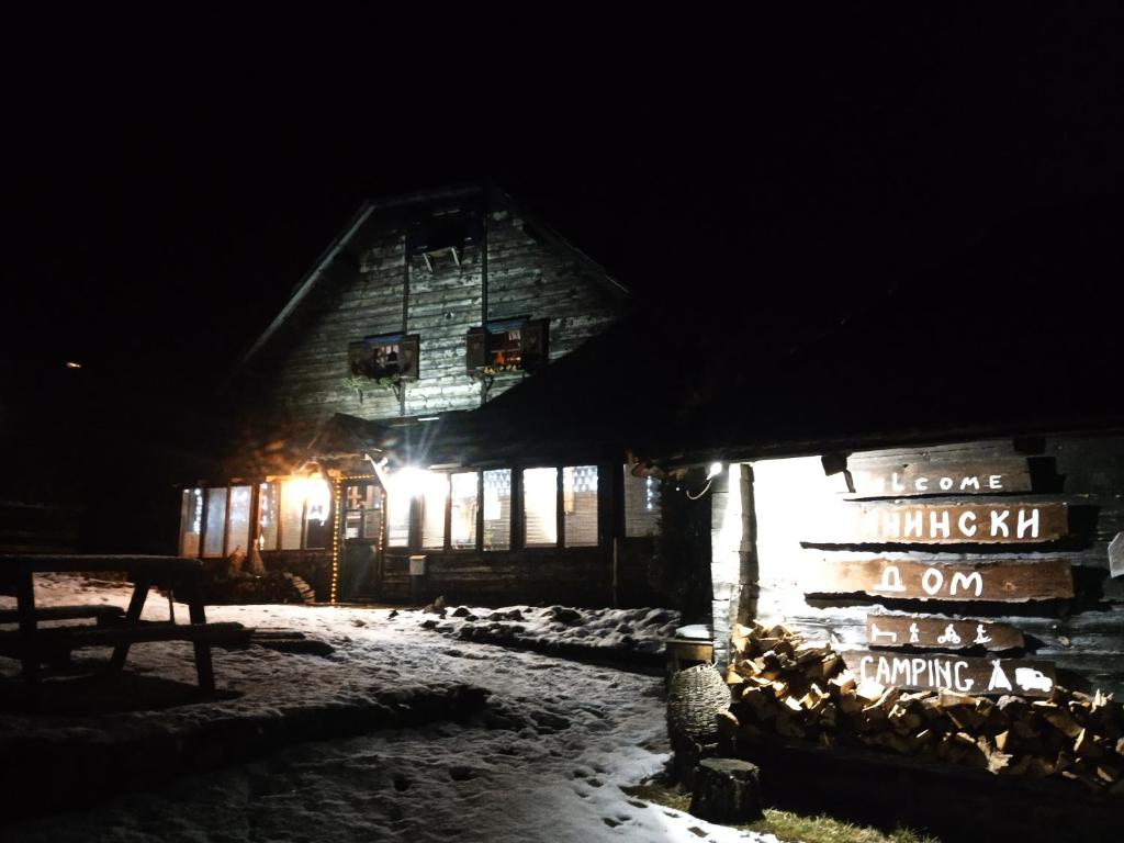 a log cabin at night with snow and lights at Planinarski dom "Tornik" Zlatibor in Ribnica