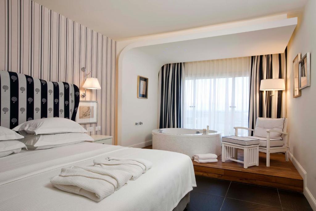 Postel nebo postele na pokoji v ubytování Shalom Hotel & Relax - an Atlas Boutique Hotel